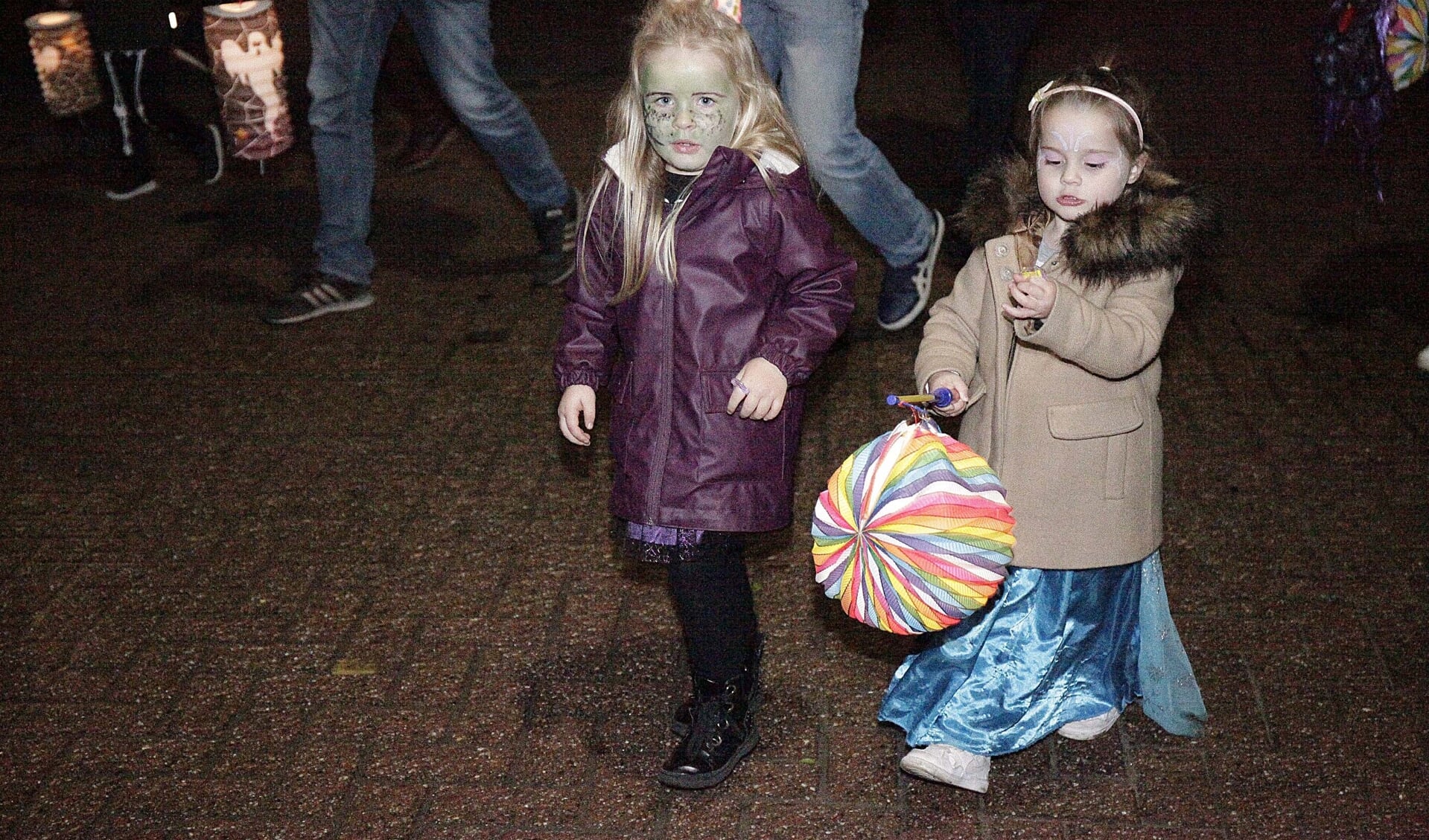 De kinderen lopen met hun mooi verlichte lampionnen door Woensdrecht.