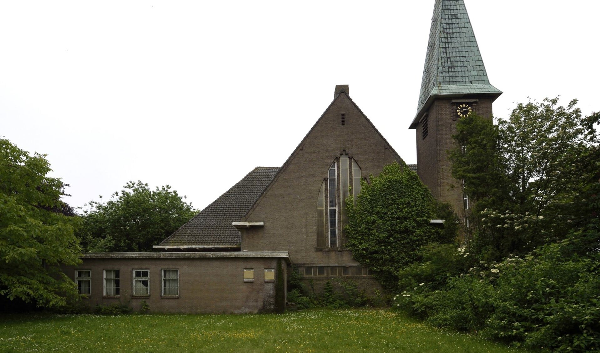 Het kerkgebouw aan de Bathseweg in Rilland.