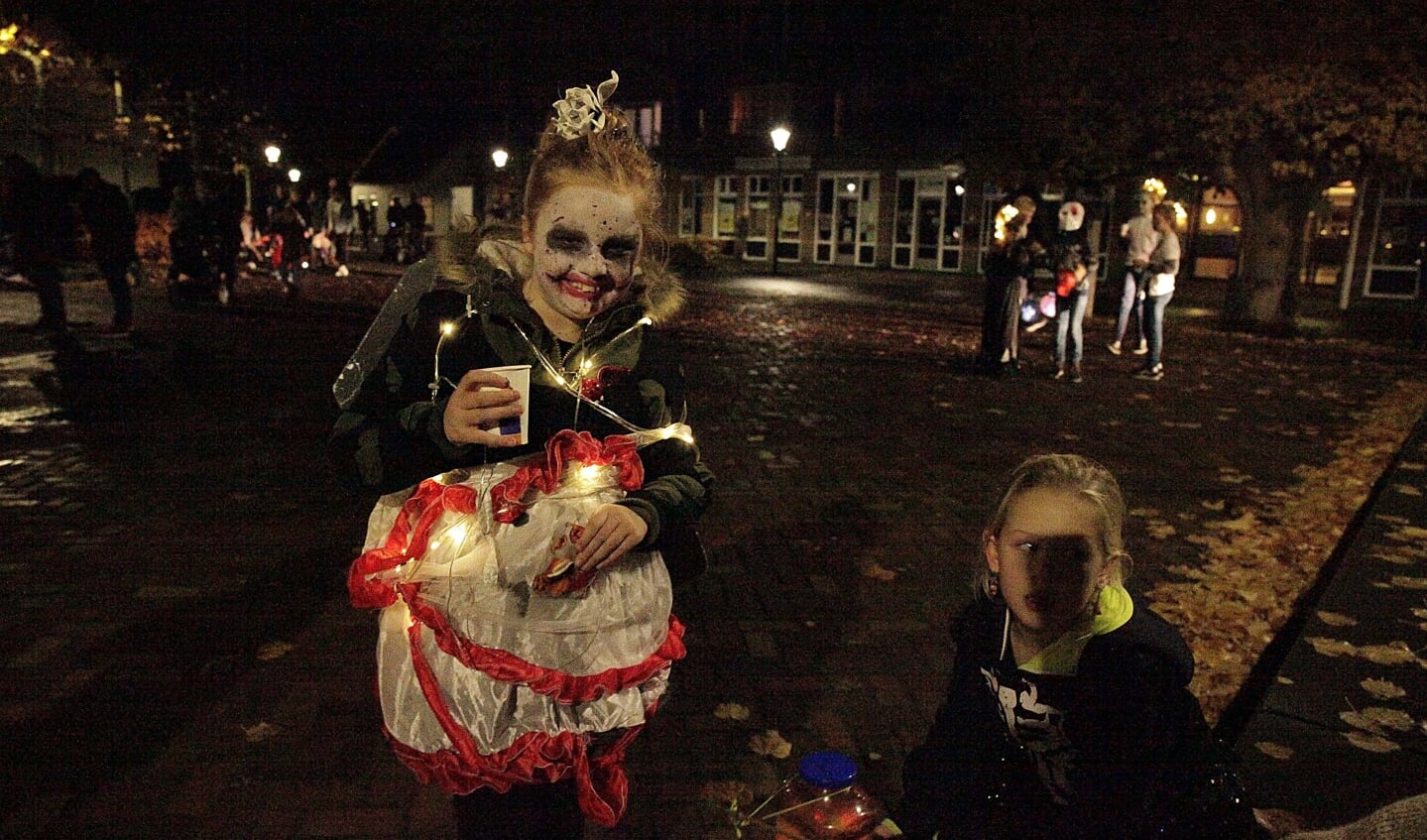 De kinderen lopen met hun mooi verlichte lampionnen door Woensdrecht.