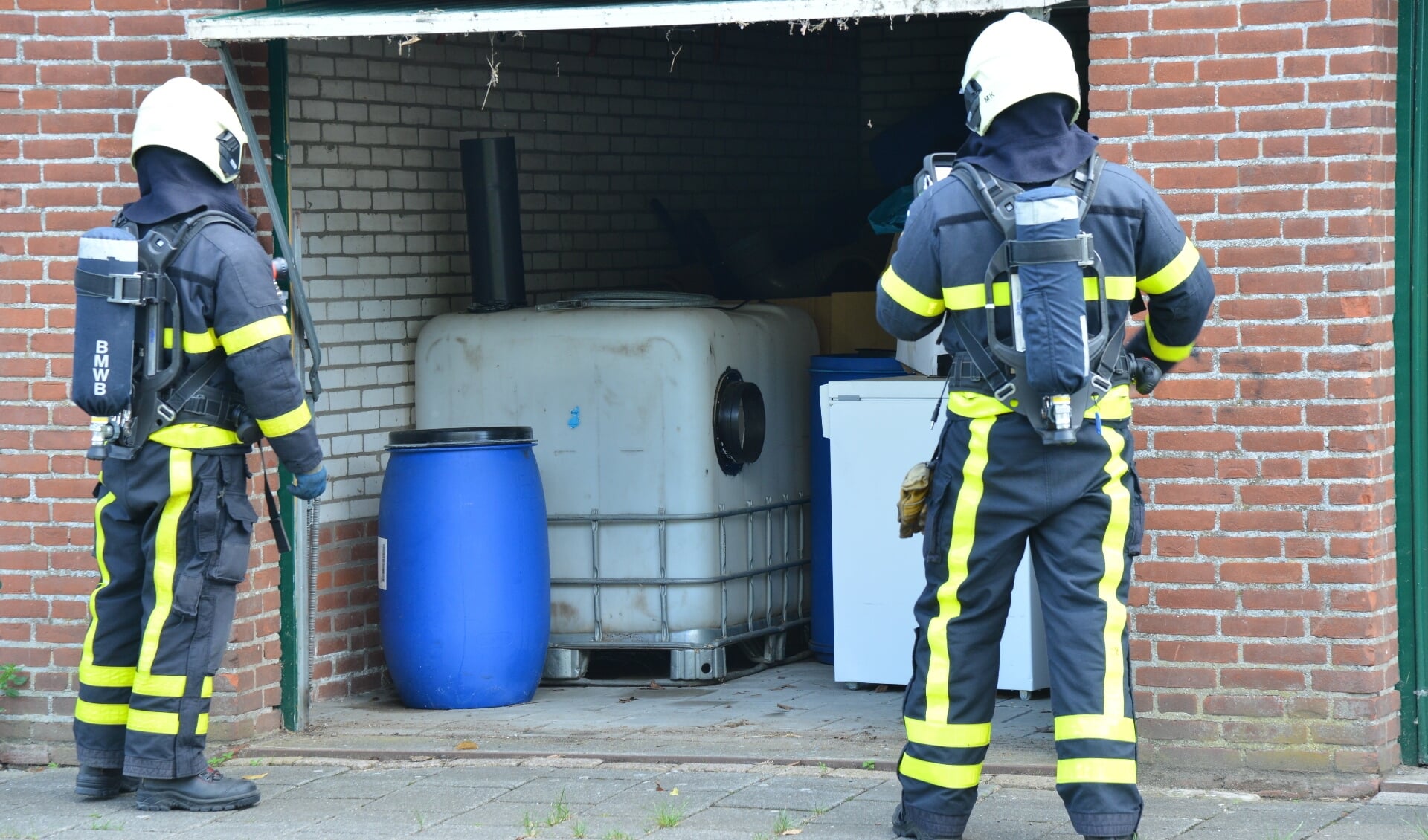politie en brandweer openen een garagebox in de Ruiseledestraat in Breda-noord.