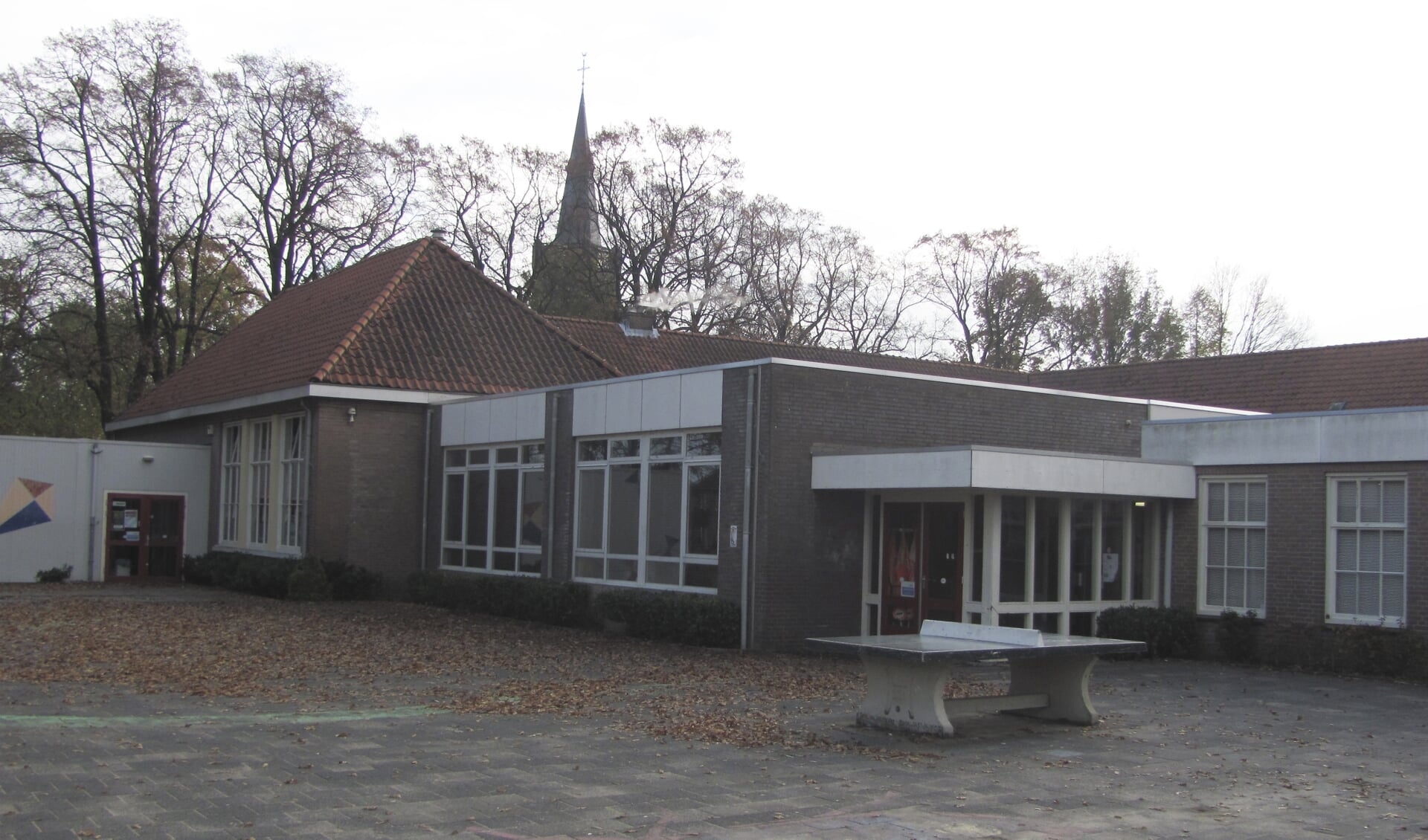 De geschiedenis van het oude gebouw van de Sint Bavoschool is nu in boekvorm verkrijgbaar. 