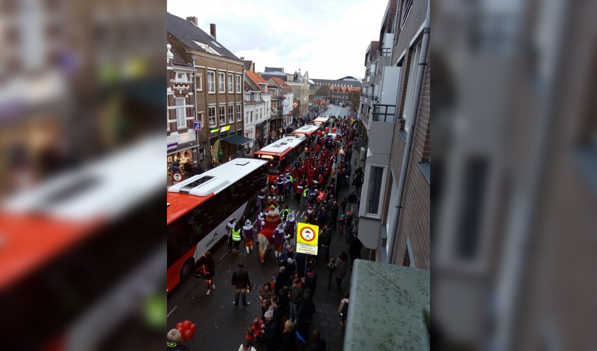 De bussen verstoren de intocht van Sinterklaas in 2017