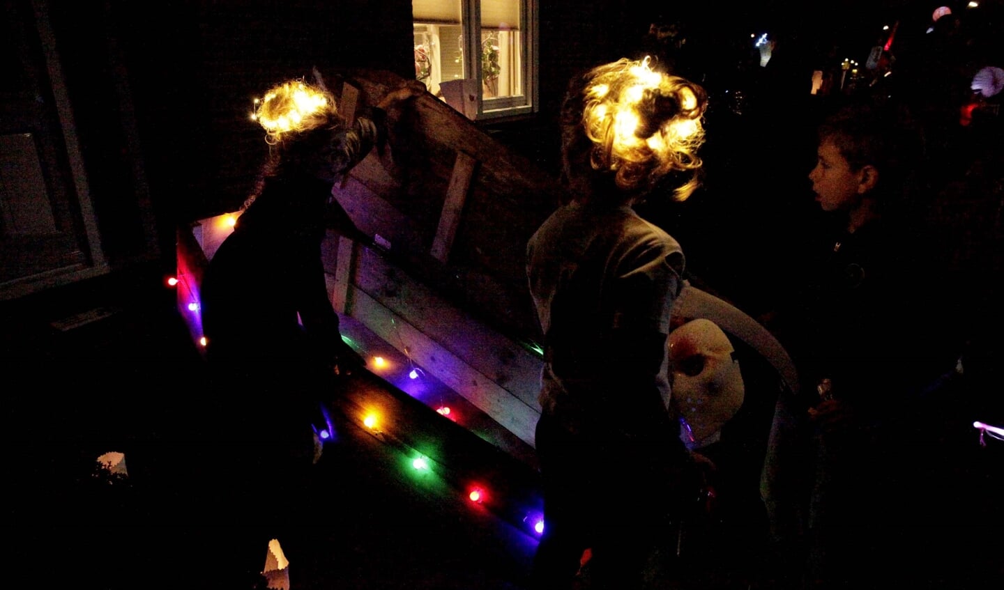 De kinderen lopen met hun mooi verlichte lampionnen door Woensdrecht.