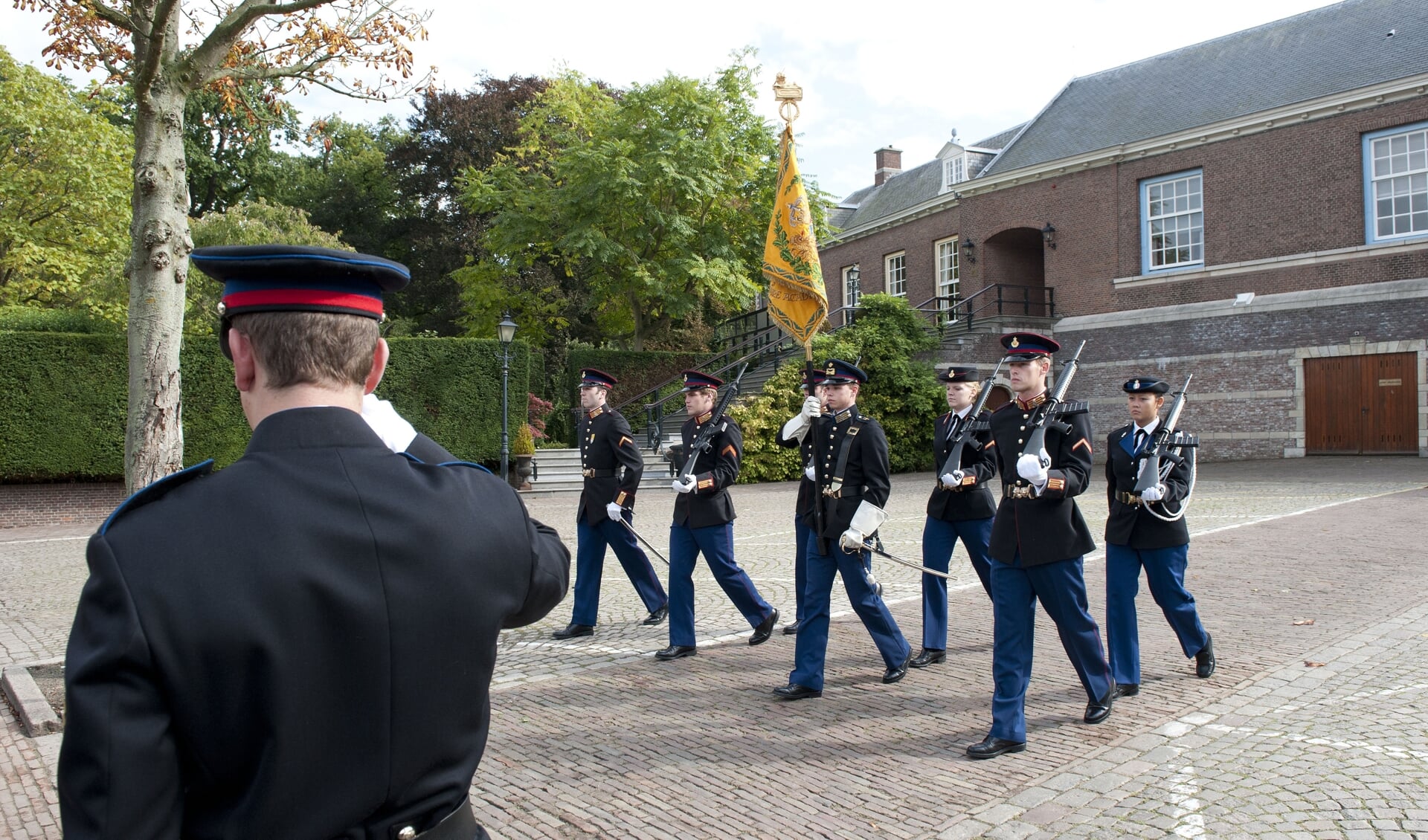 De vaandelwacht met het vaandel van de KMA.