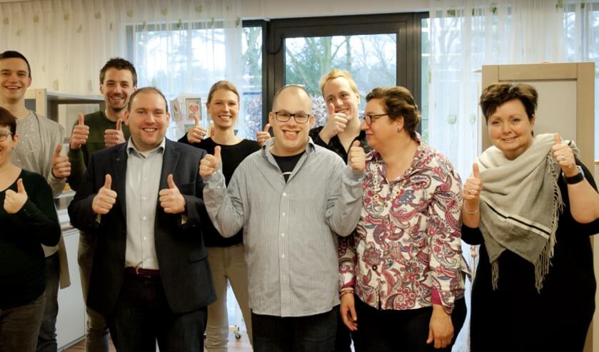 Het inpakken van de kerstpakketten werd met veel plezier gedaan door onder andere cliënten van S&L Zorg
