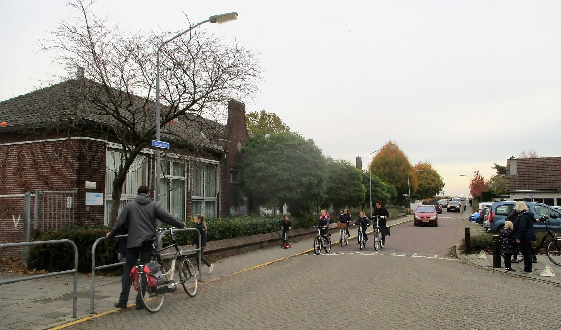 De combinatie van fietsende schoolkinderen en auto's levert gevaarlijke situaties op. FOTO TIES STEEHOUWER