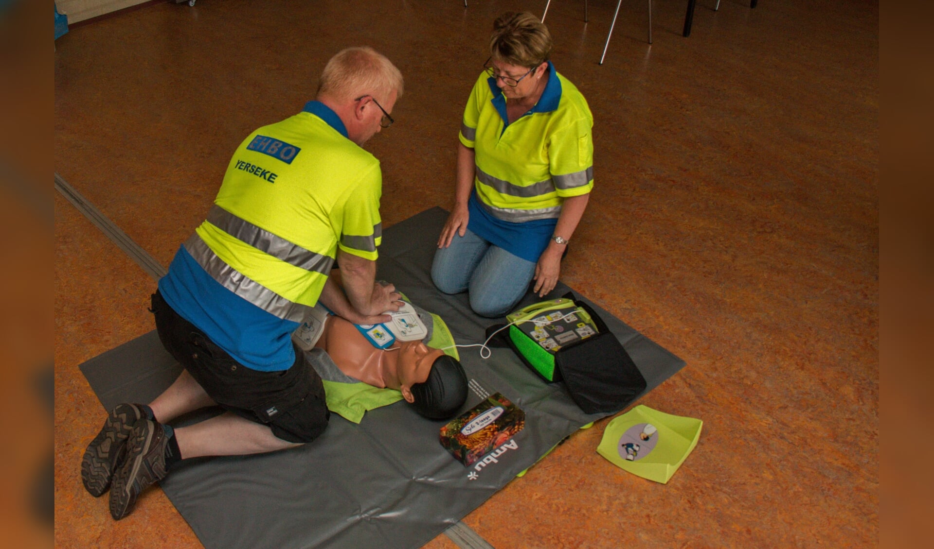 Johan Rijnhout en Francien Duinkerke in actie met de nieuwe reanimatiepop en AED trainer