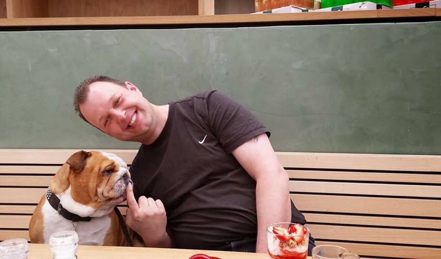 Ferdy maakt een grapje bij hond Roos die een aantal maanden na zijn overlijden overleed