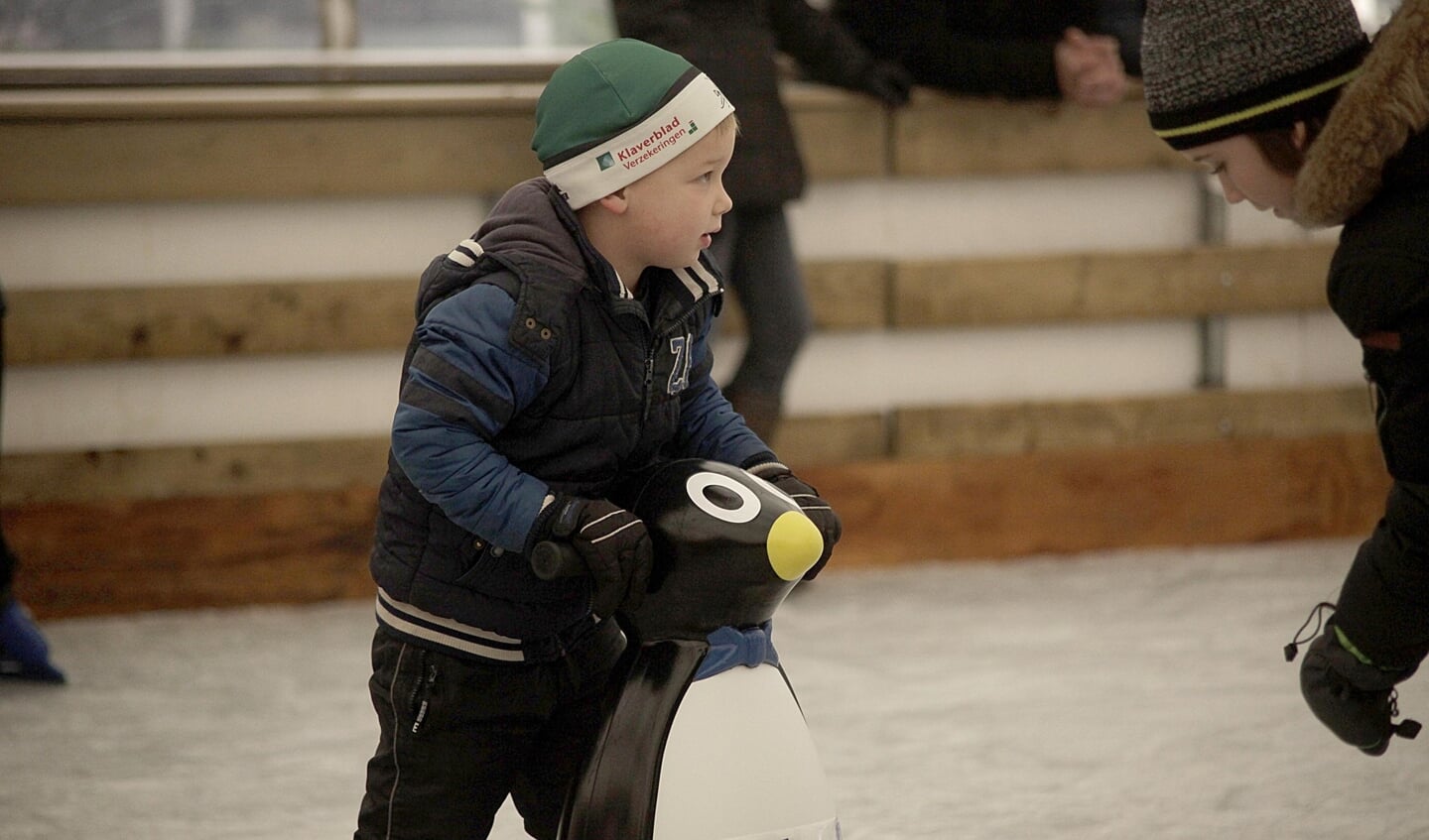Vele kinderen kwamen af op de opening van de schaatsbaan. 