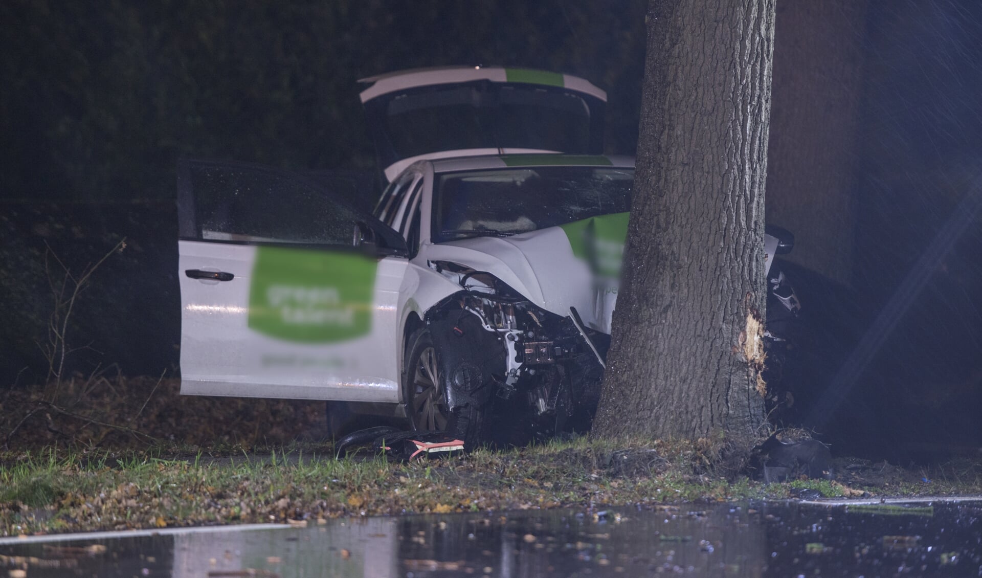 De auto raakte erg gehavend bij het ongeval. 