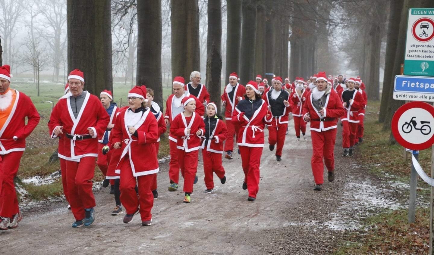 Ondanks de kou renden bijna 500 kerstmannen hun ronde. 