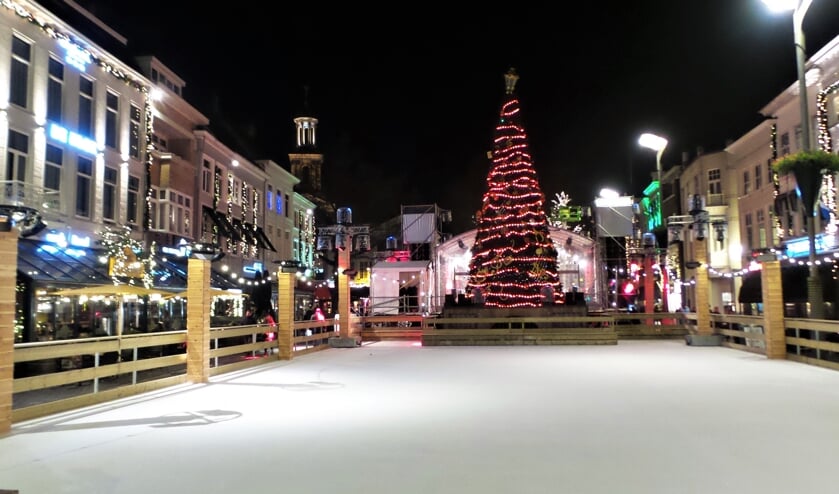 De ijsbaan op de Grote Markt is klaar voor gebruik.