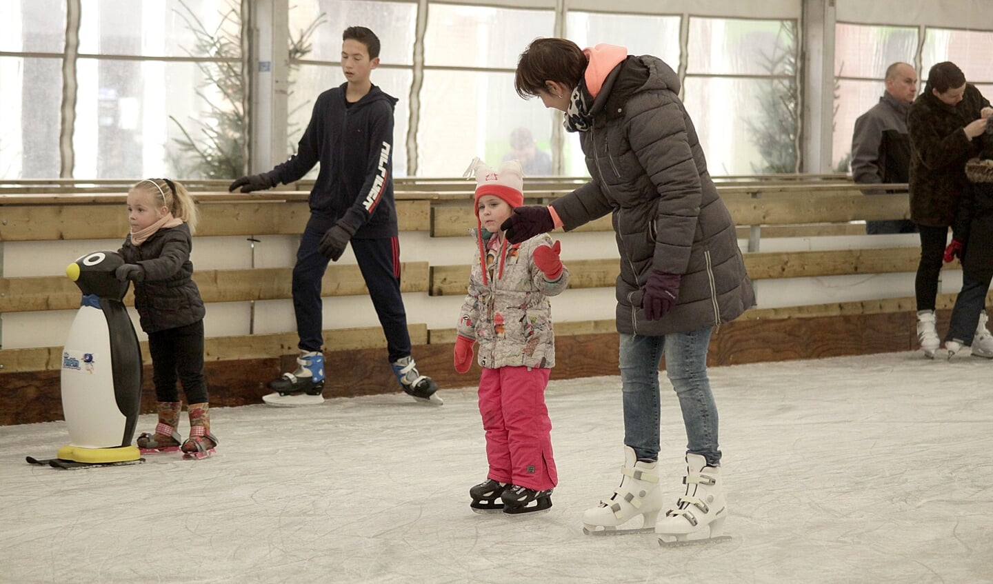 Vele kinderen kwamen af op de opening van de schaatsbaan. 