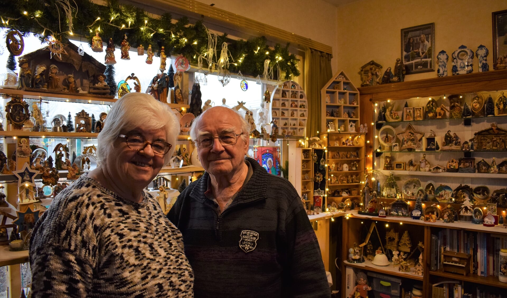 Maria en Piet Raaijmakers trots op hun verzameling. FOTO STELLA MARIJNISSEN