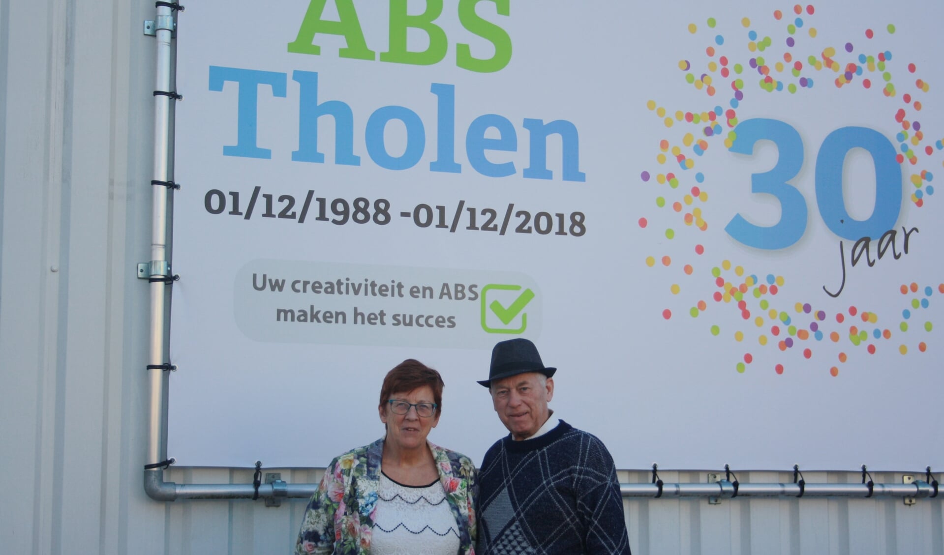 Adrie en Henk de Ruiter vieren het dertig jarig bestaan van ABS Tholen. FOTO FRITS SIMONS