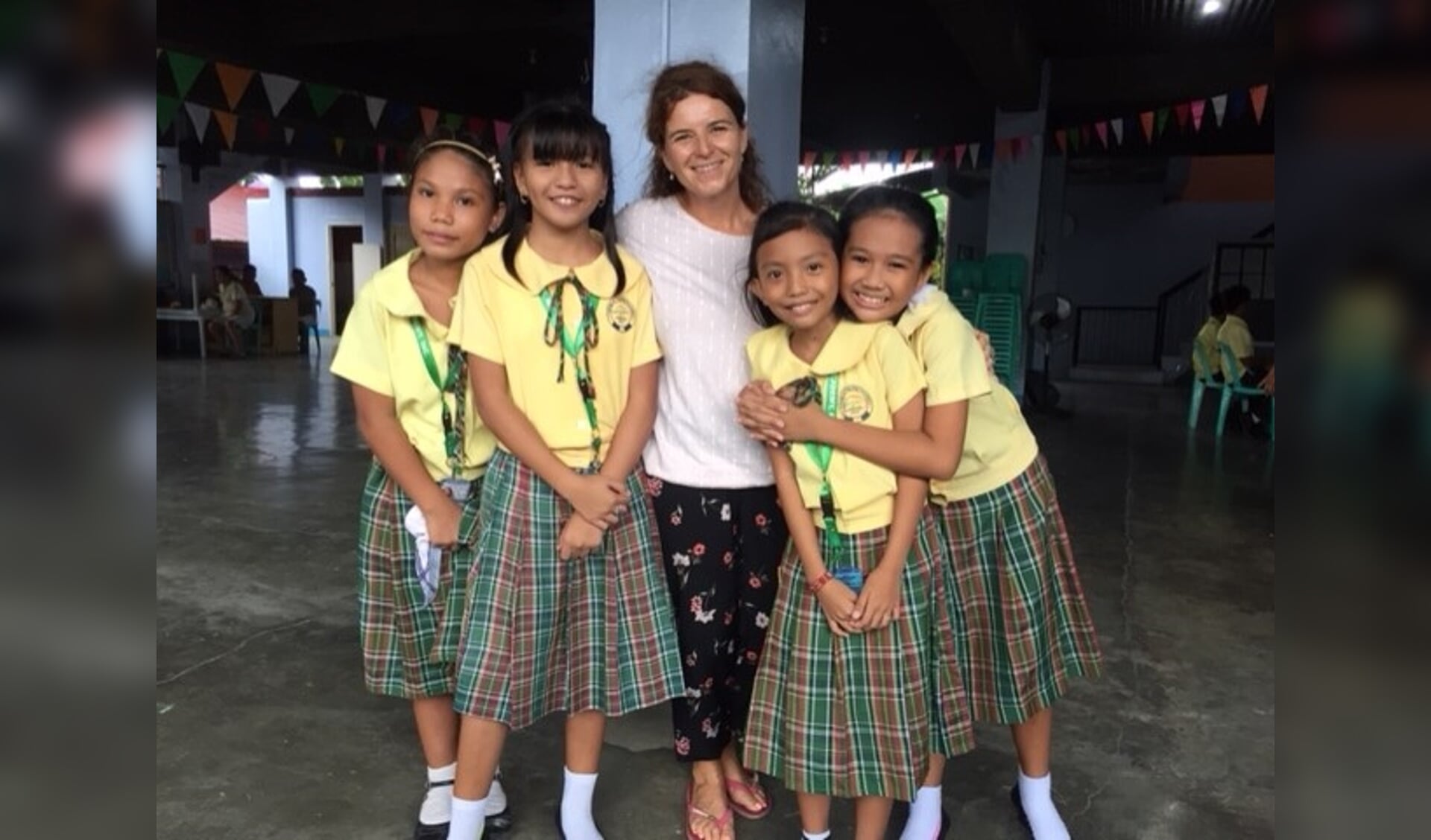 Docente Miranda van Loon met 4 leerlingen van de Papaya Academy in Manilla. FOTO PETER VAN SCHIJNDEL