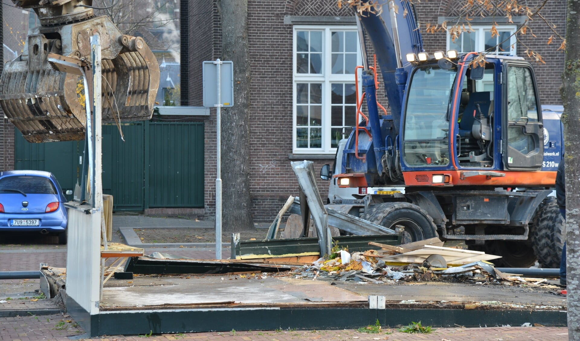 Op 21 november werden de restanten van de uitgebrande frietkraam gesloopt.