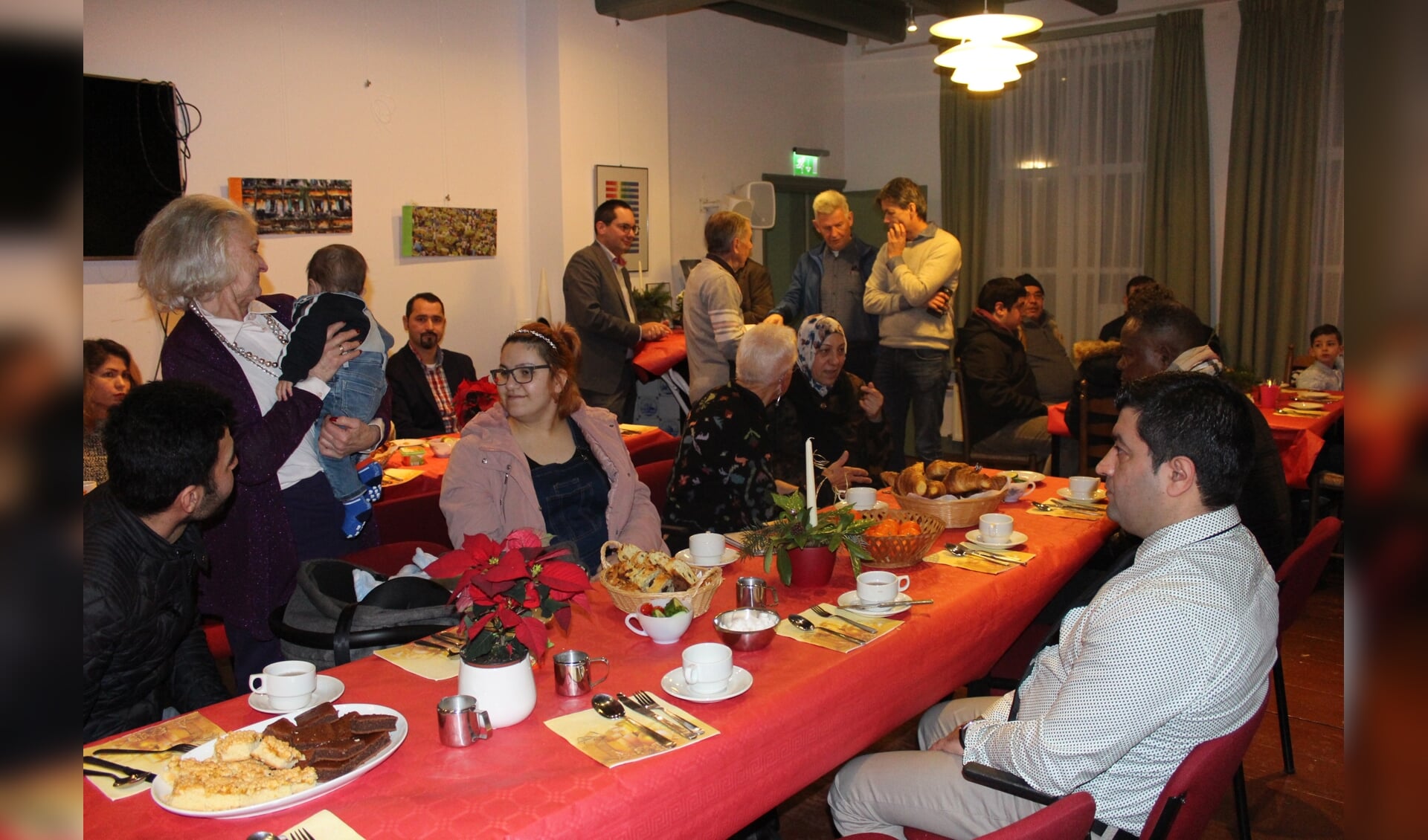 Jong en oud was aanwezig op de Kerstbijeenkomst van Open Huis Statushouders in Ossendrecht.
