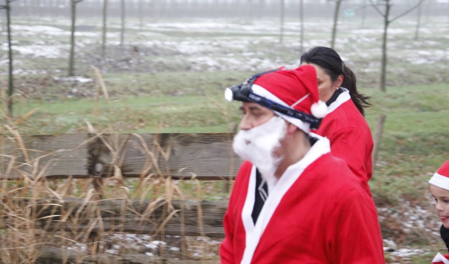 Ondanks de kou renden bijna 500 kerstmannen hun ronde. 