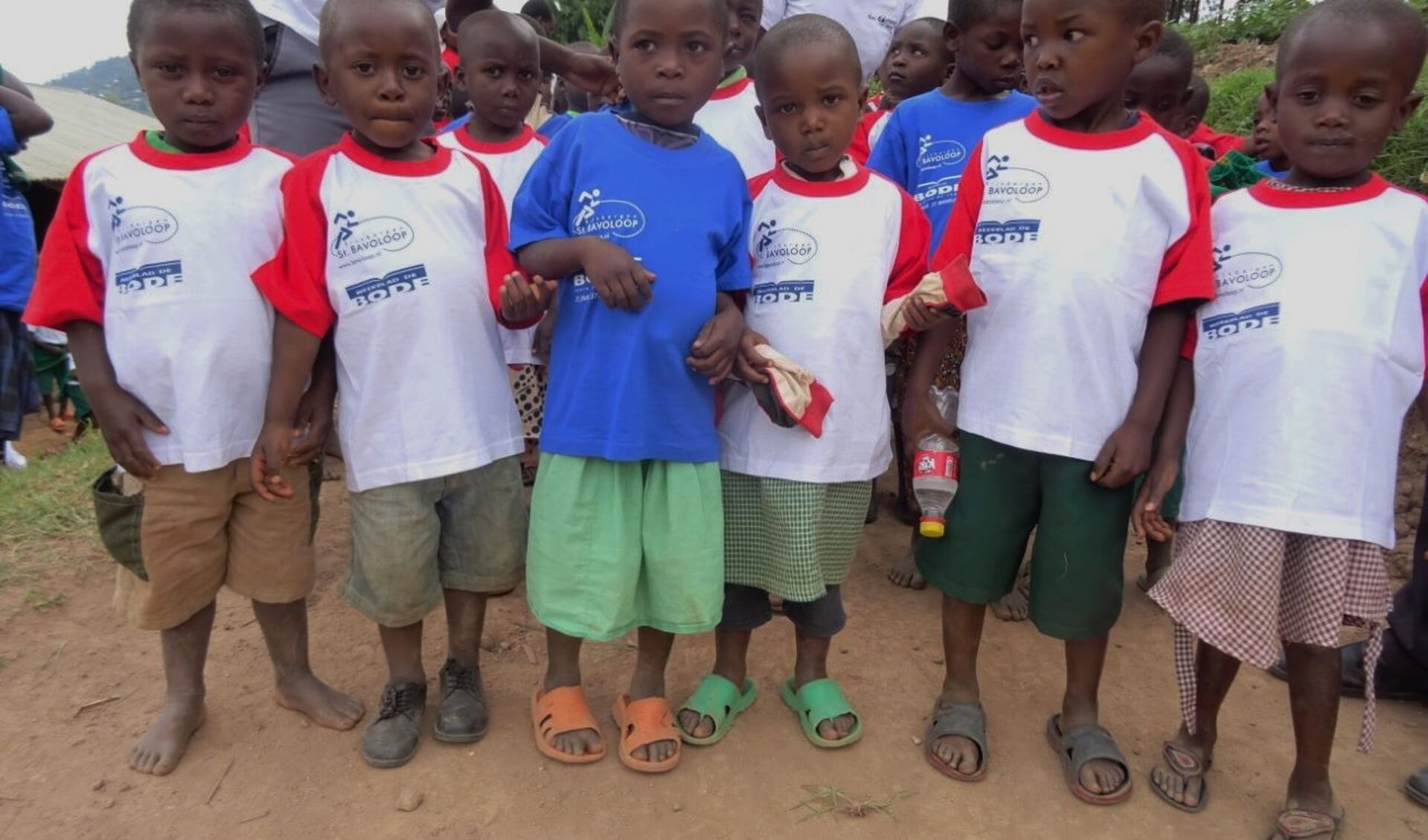 Kinderen van Amasiko Greenschool in een shirtje van De Bode.