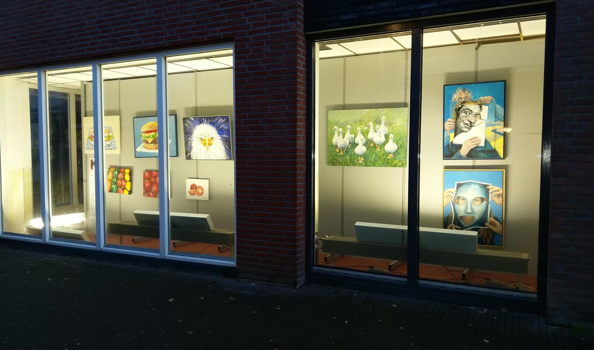 Kunstforum kijkdoosexpositie, etalage Hema Kleine Kerkstraat. FOTO HENDRIK BOOT