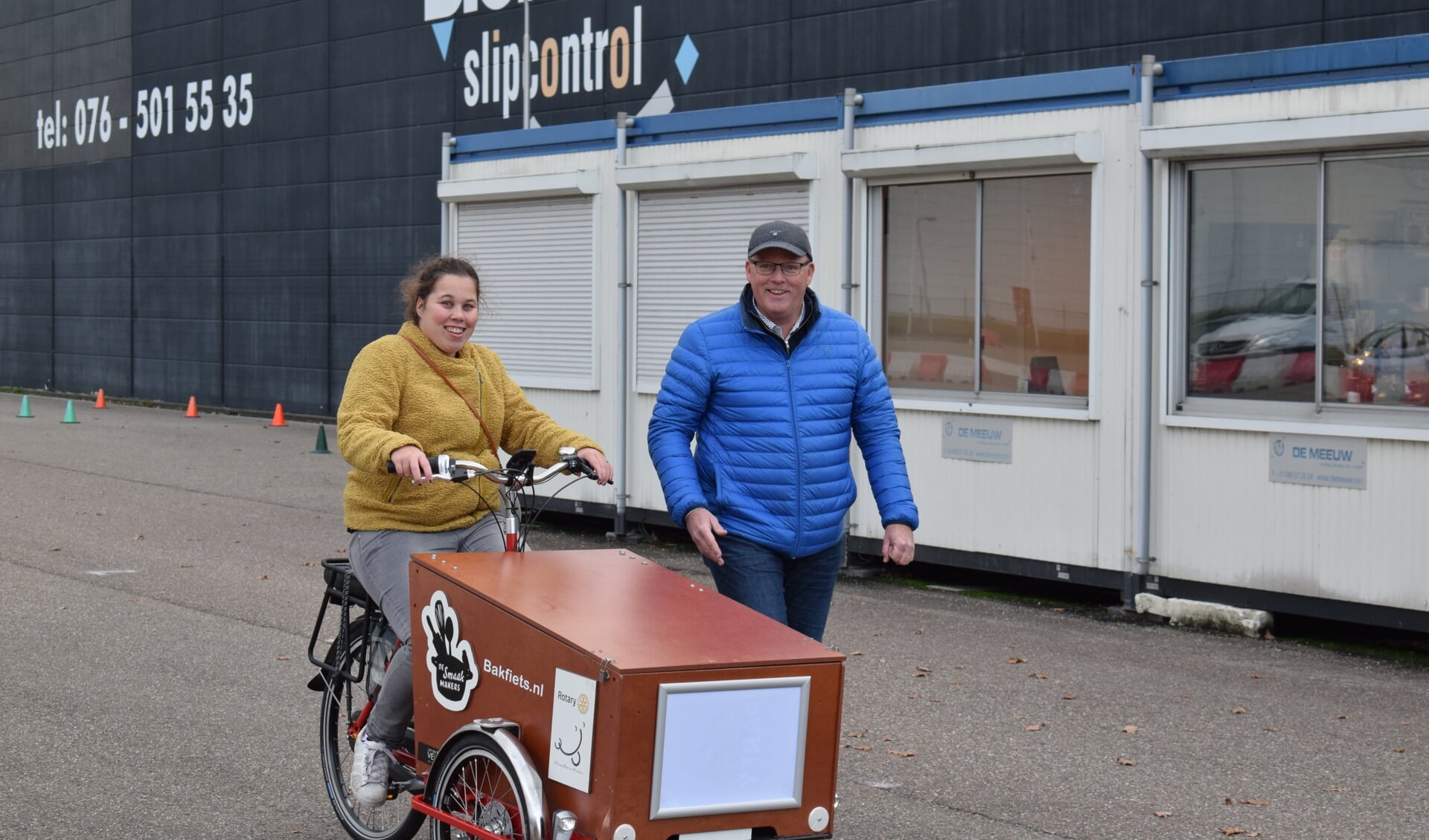 Ton van der Veeken geeft Smaakmaker Stephanie fietsles. FOTO STELLA MARIJNISSEN