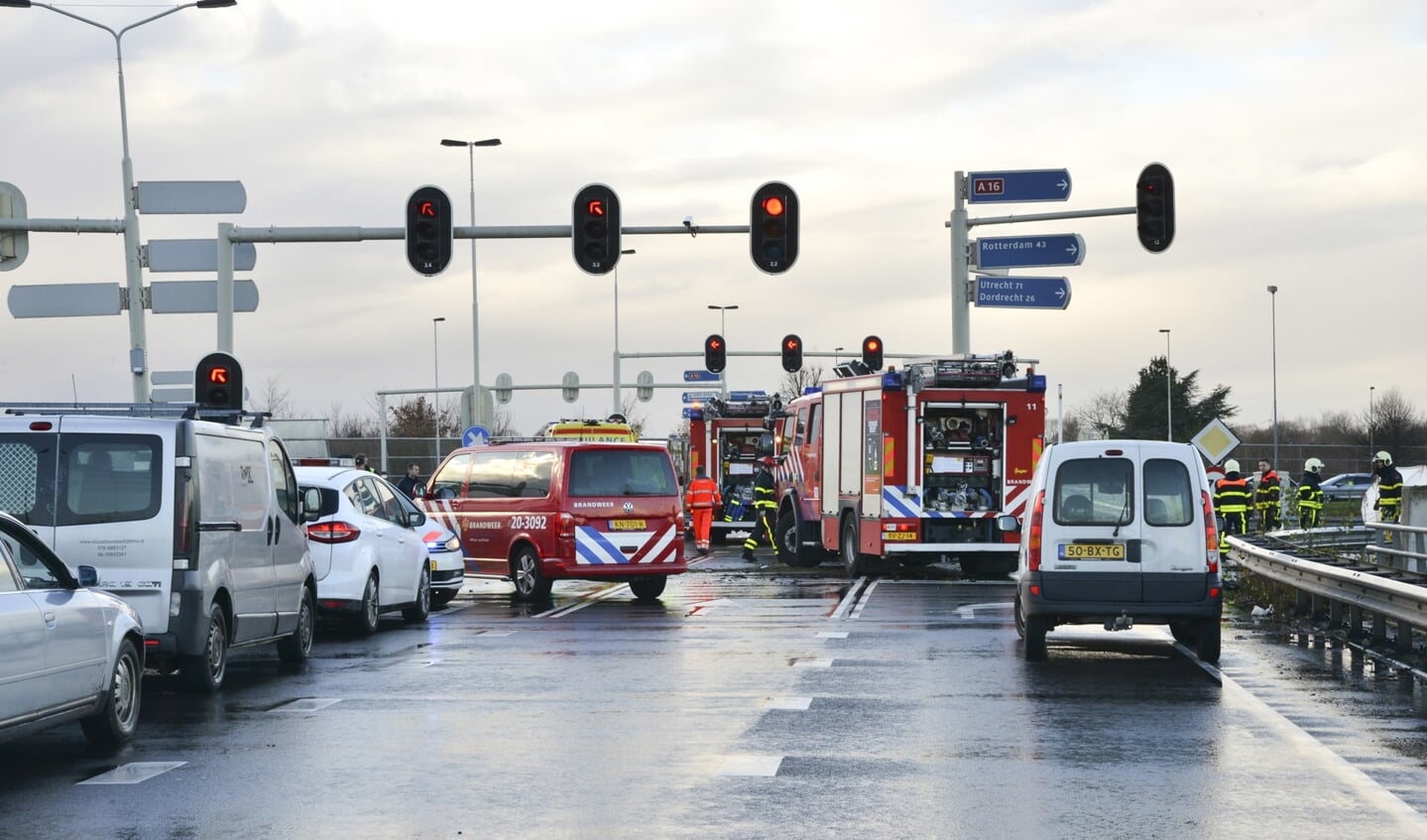 De politie doet uitgebreid onderzoek naar een dodelijk ongeval op het viaduct bij de A16 richting Rotterdam.