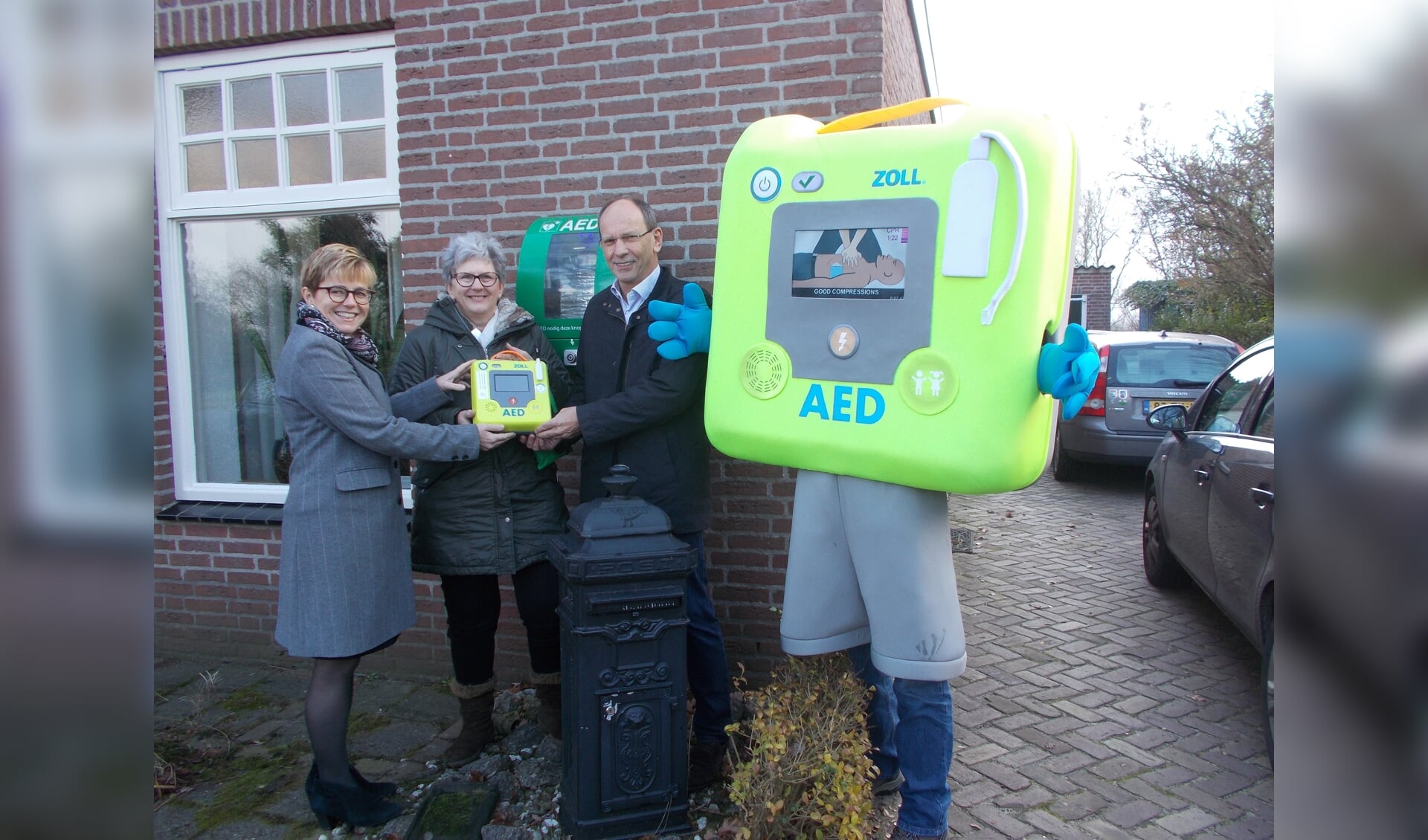 Burgemeester Miranda de Vries, Lian Baremans en Arjan Tak van Hartveilig Etten-Leur met de vijftigste AED-kast. 