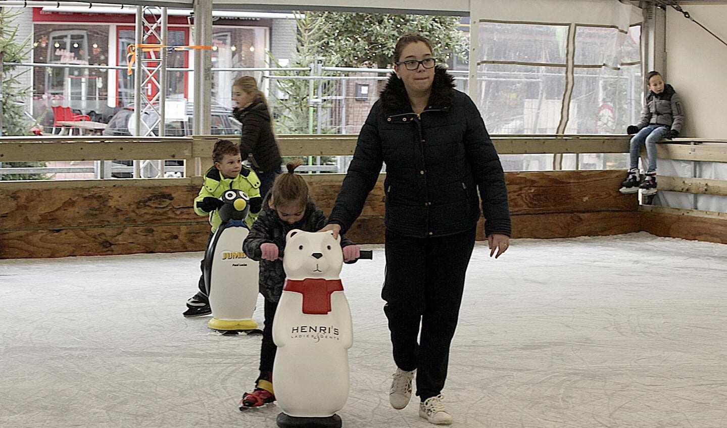 Vele kinderen kwamen af op de opening van de schaatsbaan. 