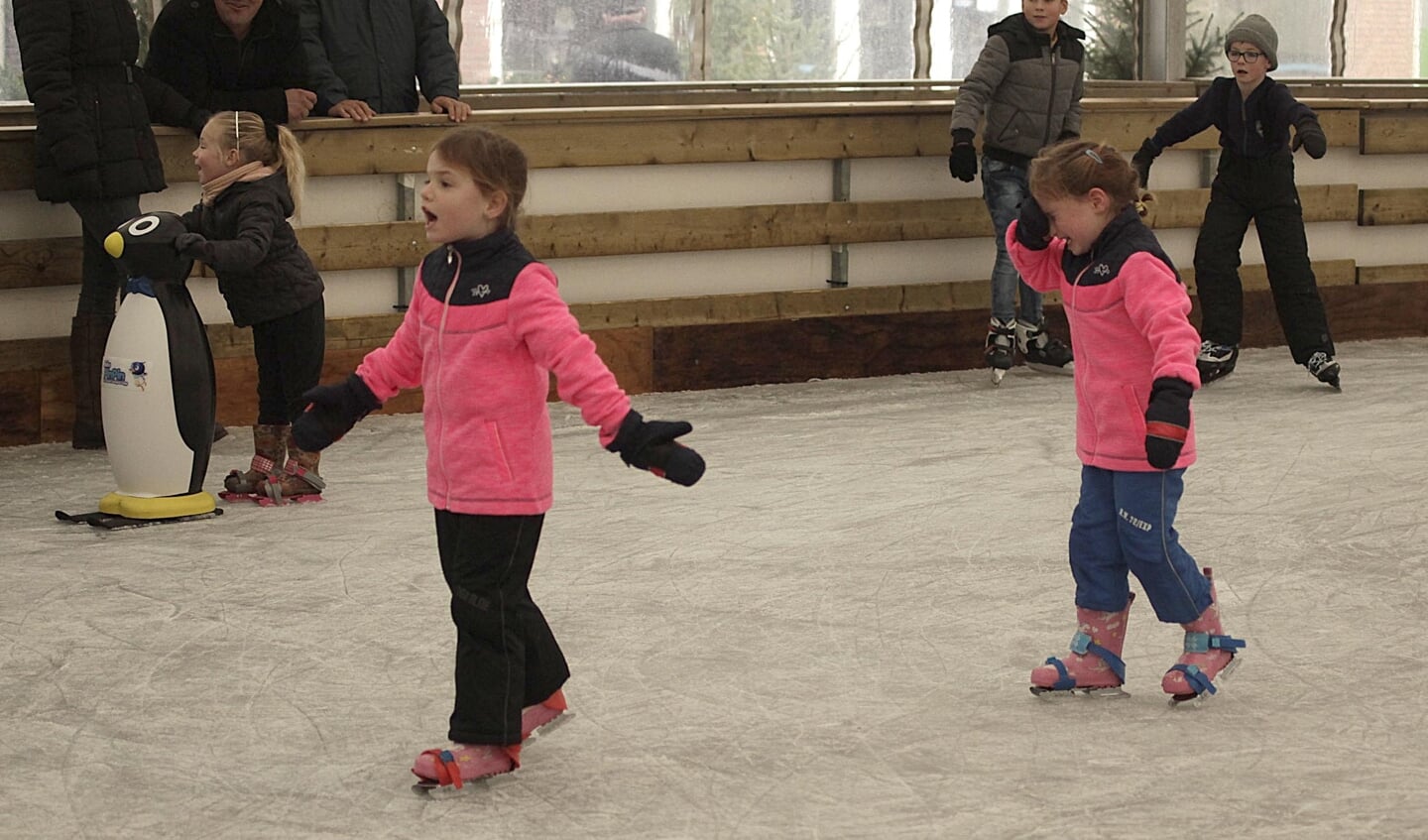 Vele kinderen kwamen af op de opening van de schaatsbaan. 