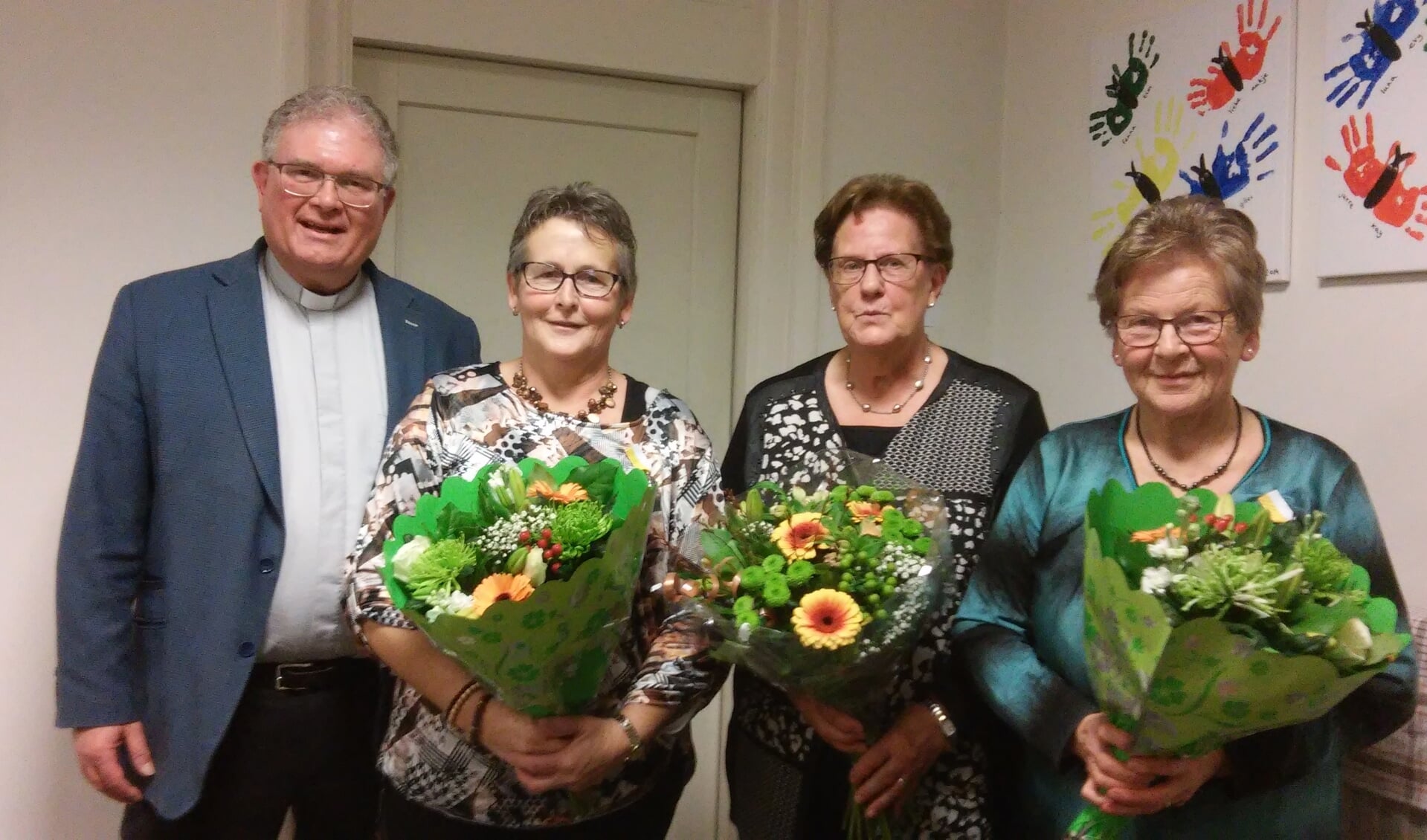 Vlnr: Pastoor Hans van Geel en de jubilarissen Nellie Damen, Marie Backx en Dien van Gastel.