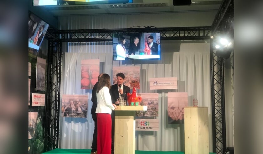 Burgemeester Depla op het podium bij de slotmanifestatie van We Are Food.