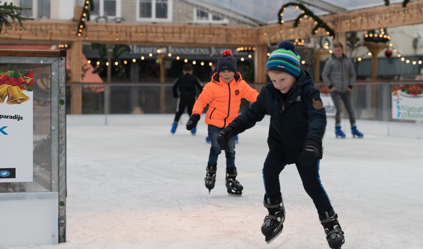 Veel kinderen kwamen met hun ouders naar de schaatsbaan. 