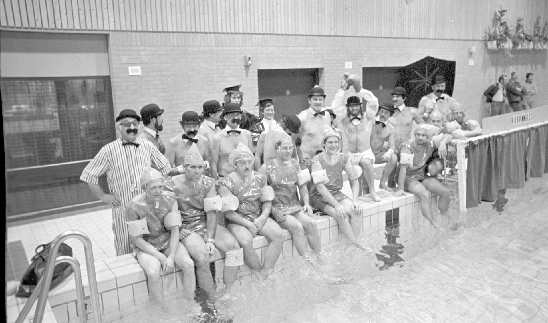Gekostumeerde waterpolowedstrijd tussen een groep ambtenaren en leden van Hieronymus ter gelegenheid van de opening van zwembad 't Zand november 1976 FOTO WEST-BRABANTS ARCHIEF