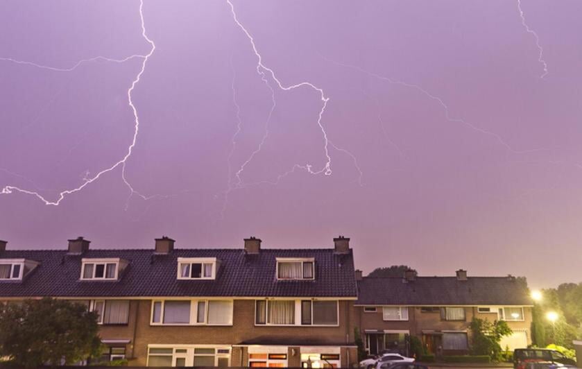 <p>Onweer boven Breda.</p>  
