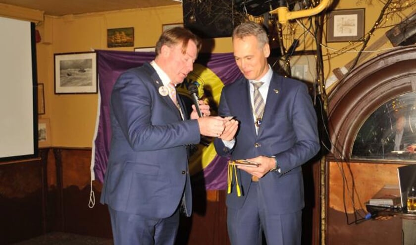 Lions districtgouverneur Bert Jansen Verplancke met president Bart de Kok van Lionsclub Breda Host.
