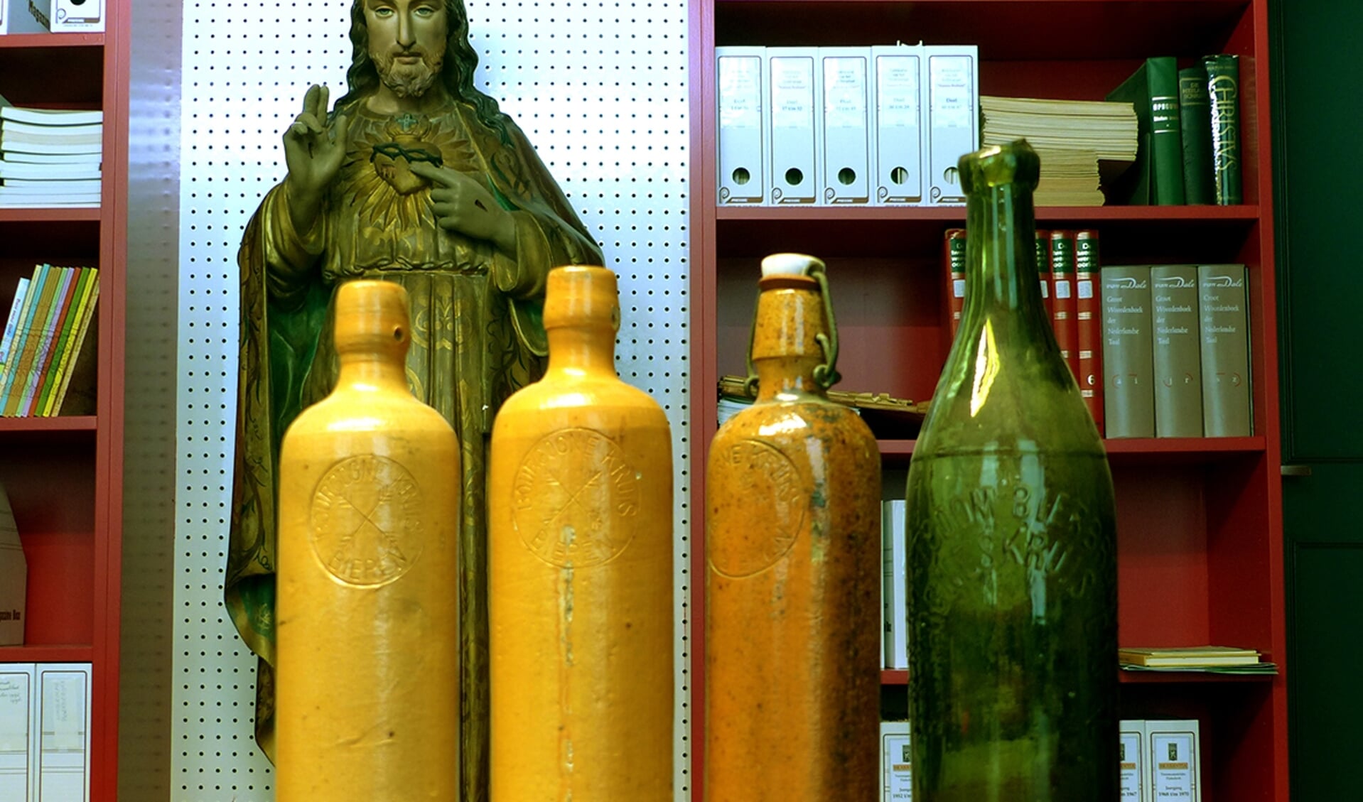 Drie kruiken en één fles herinneren aan de brouwers van de familie Mastboom. FOTO KEES RADEMAKERS