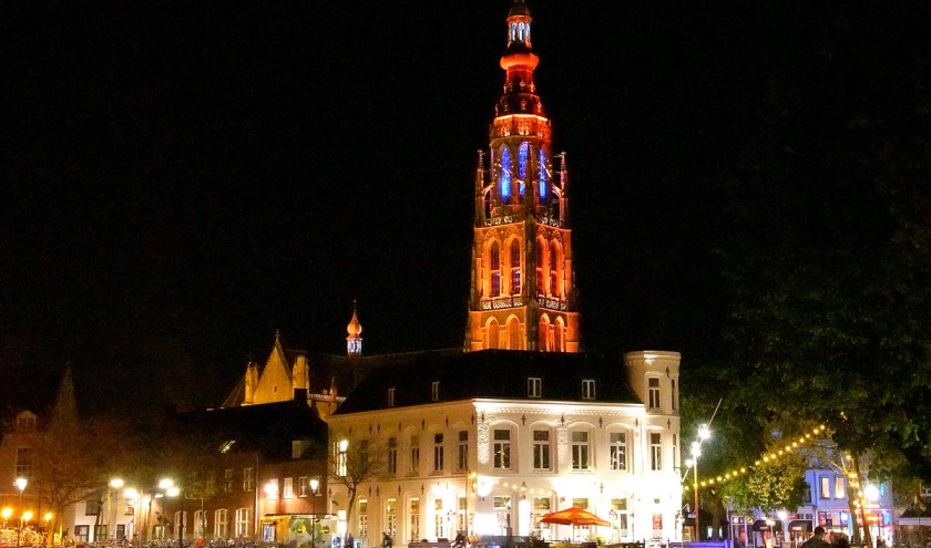 De Grote Kerk kleurde eerder oranje. Zondag en maandag wordt ie wit, als eerbetoon aan de overleden Paoter Sjaggerijn.