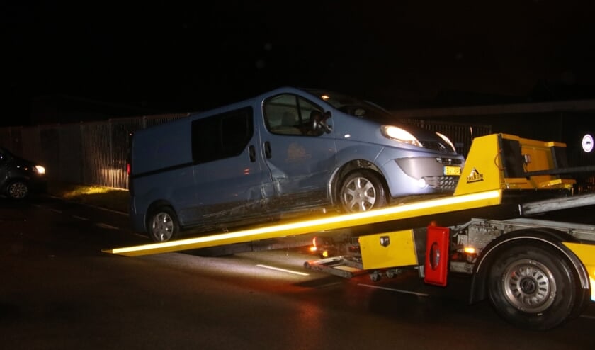 Het beschadigde busje wordt getakeld door een berger na een ongeval