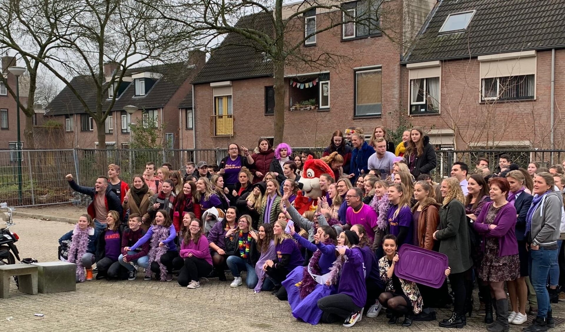 Leerlingen van de Rooi Pannen in Breda zijn vrijdag in het paars gekleed.