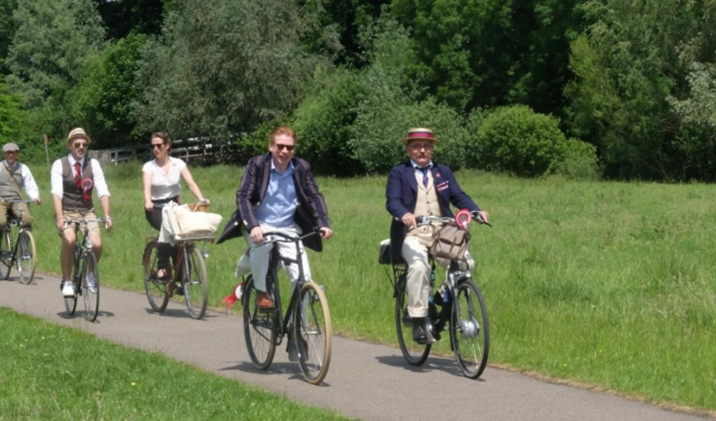 Verschillende fietsfanaten stappen op hun stalen ros tijdens de tweede editie van The Tweed Ride.