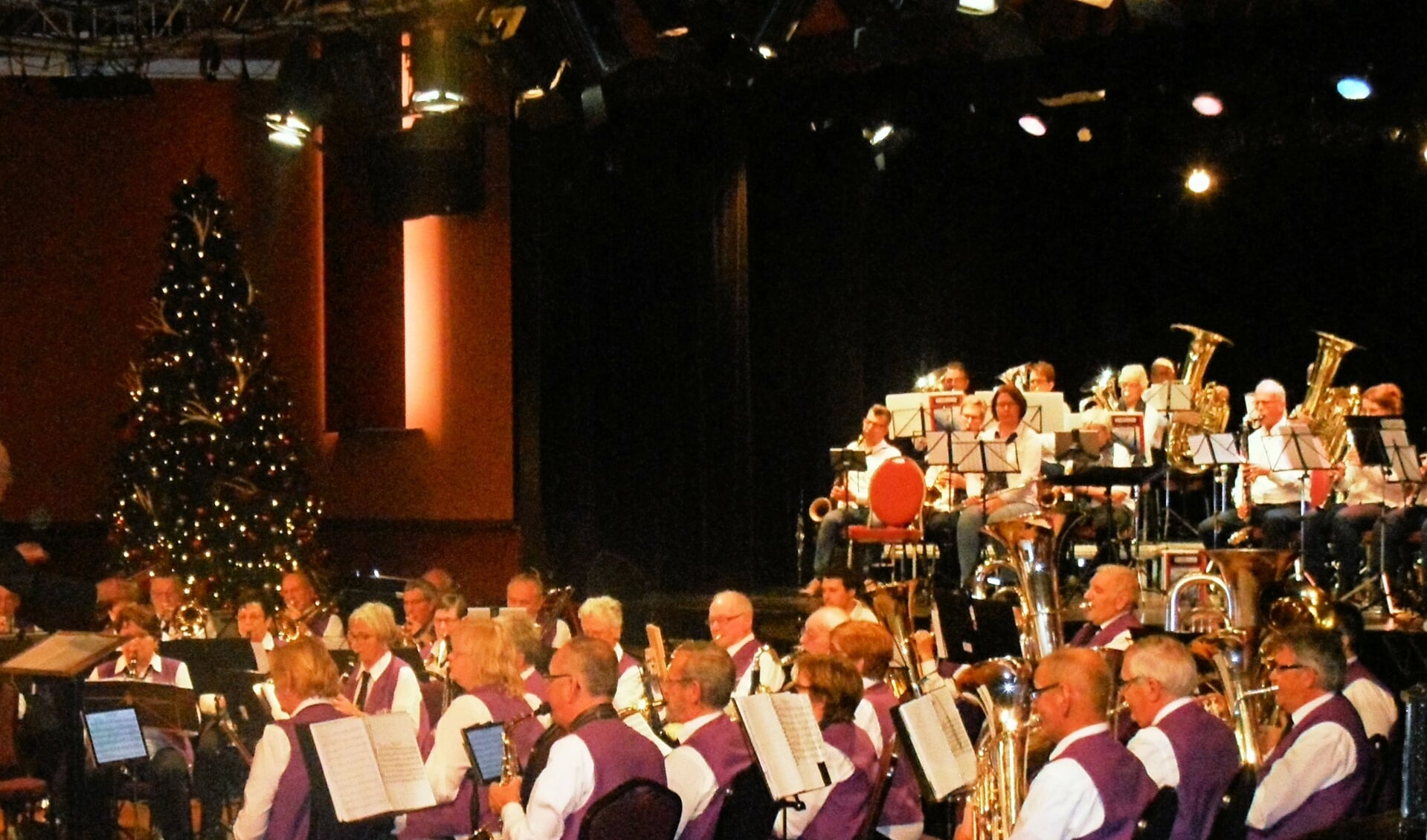 Harmonie Harvano en Muziekvereniging Zevenbergen. FOTO PETER VAN GINNEKEN