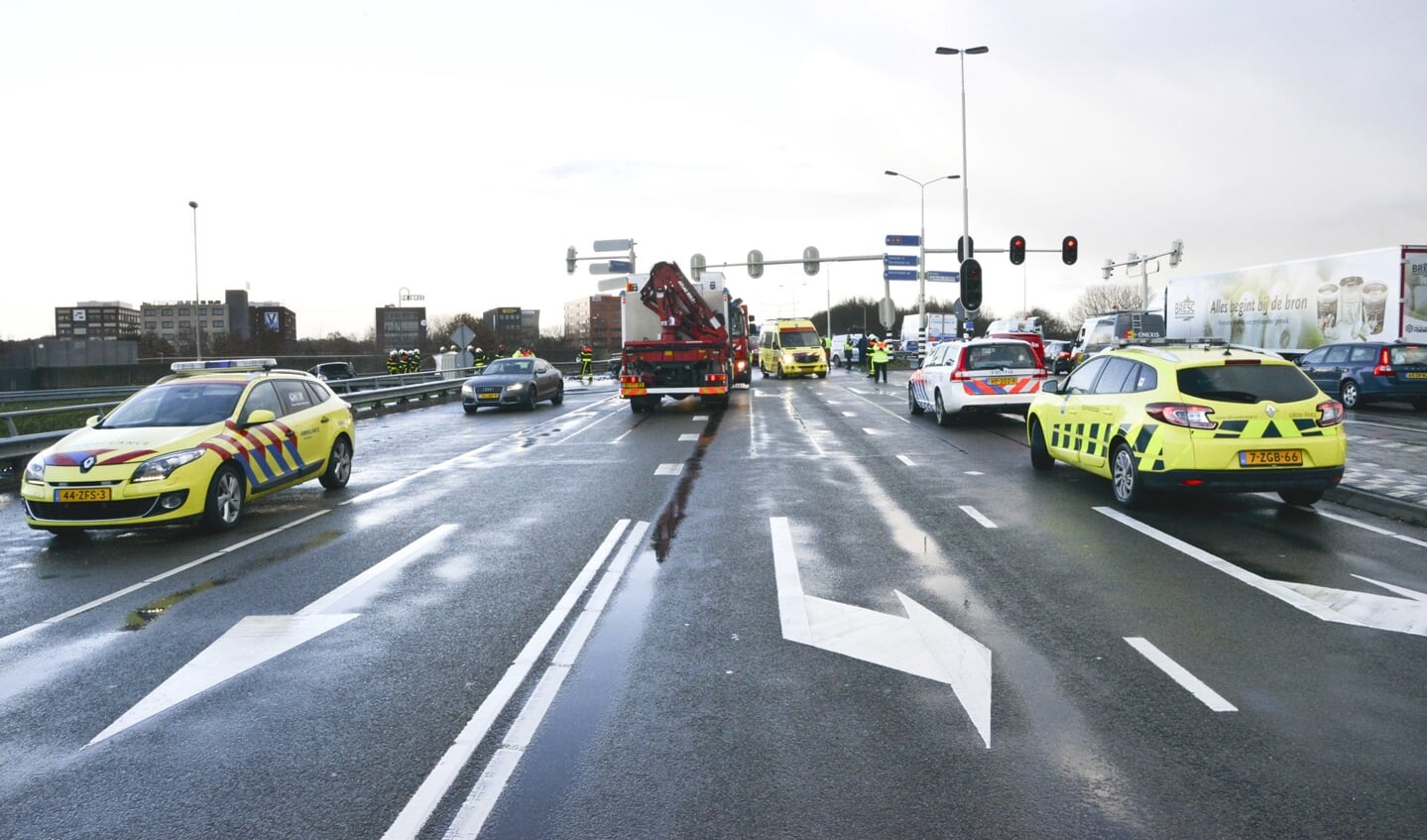 De politie doet uitgebreid onderzoek naar een dodelijk ongeval op het viaduct bij de A16 richting Rotterdam.