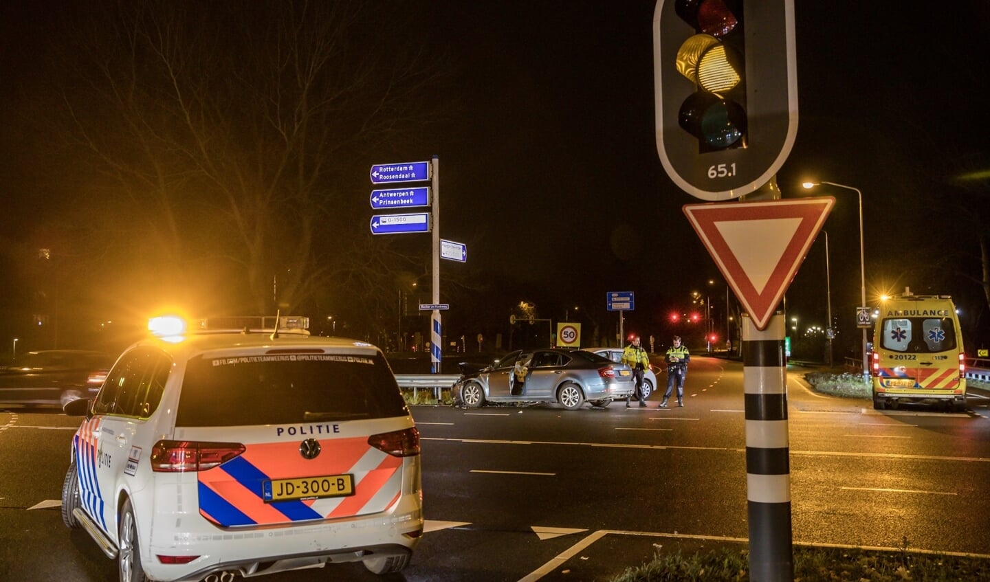 Twee auto's botsten op elkaar op de kruising van de Emerparklaan en de Backer en Ruebweg.