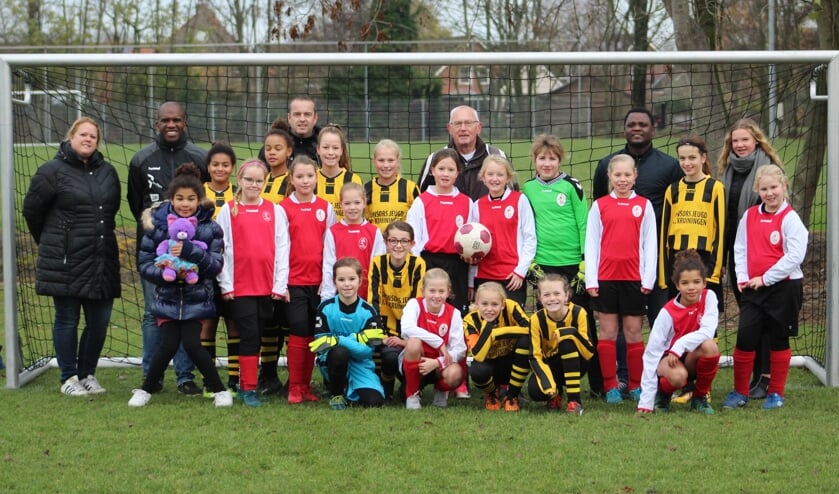 Kruiningen MO11-1 en Kapelle MO11-1 vooraf aan hun speciale wedstrijd. FOTO F. VAN PAGEE