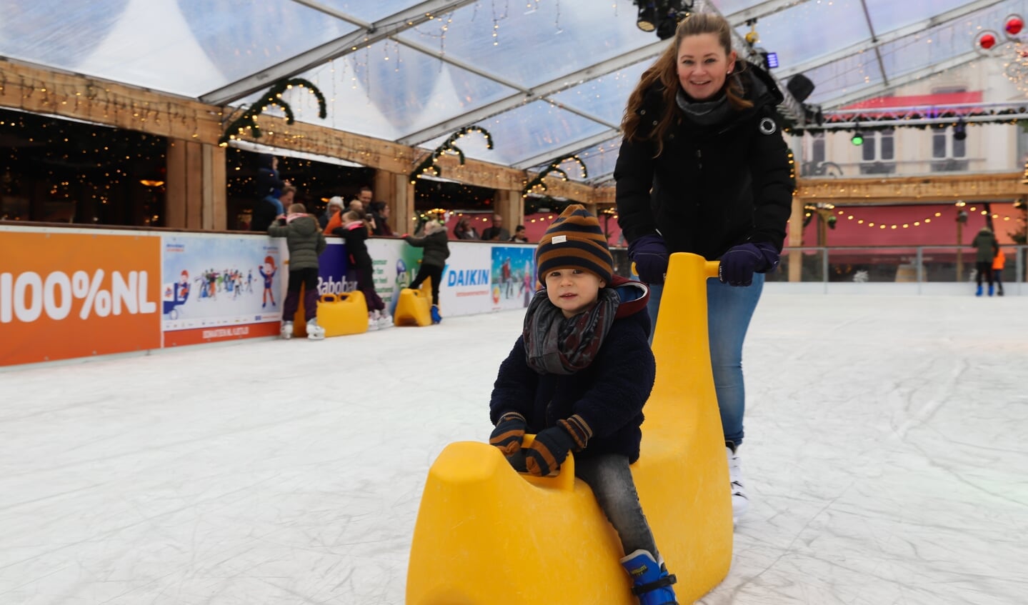 Veel kinderen kwamen met hun ouders naar de schaatsbaan. 