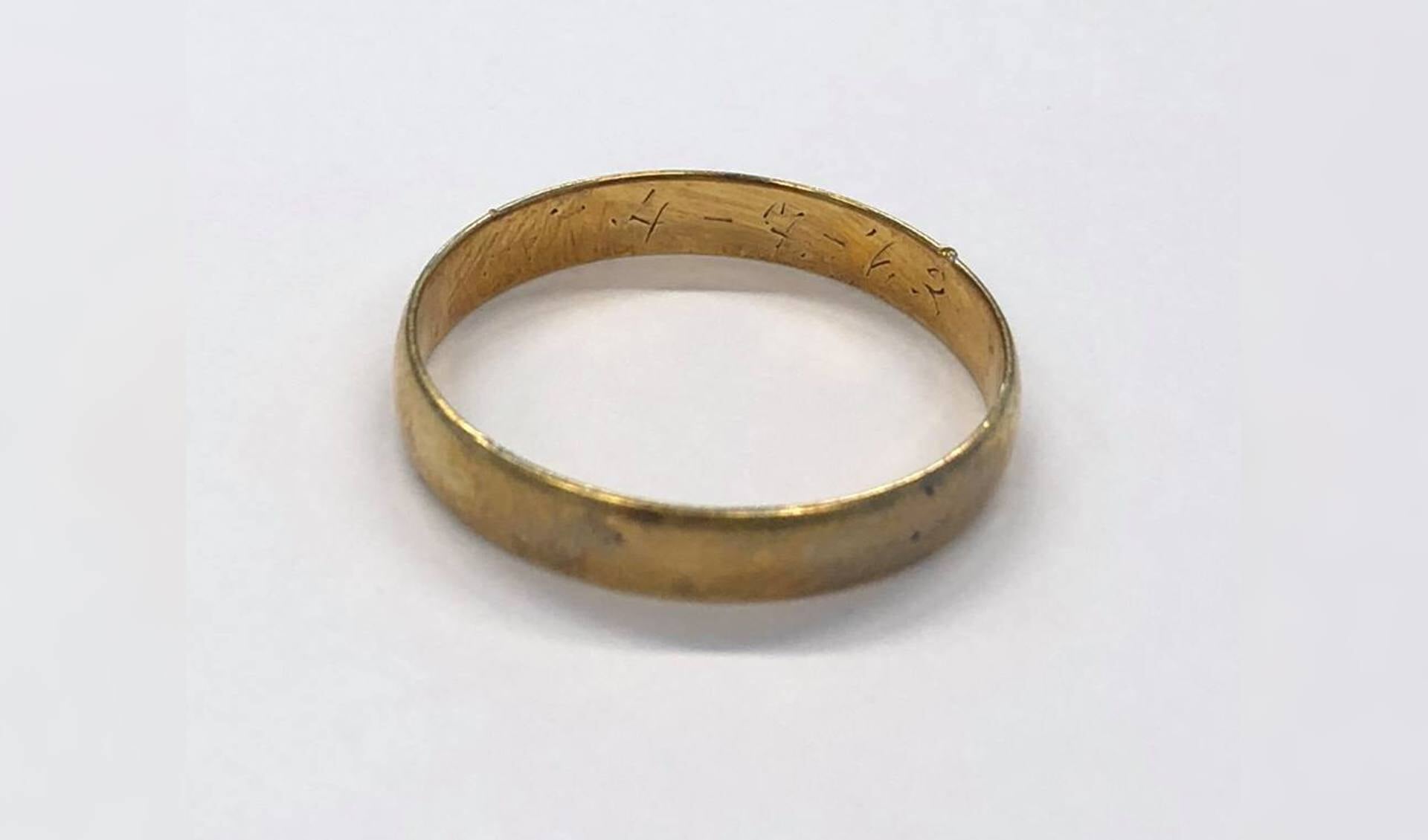 De goudkleurige ring waarvan de eigenaar gezocht wordt