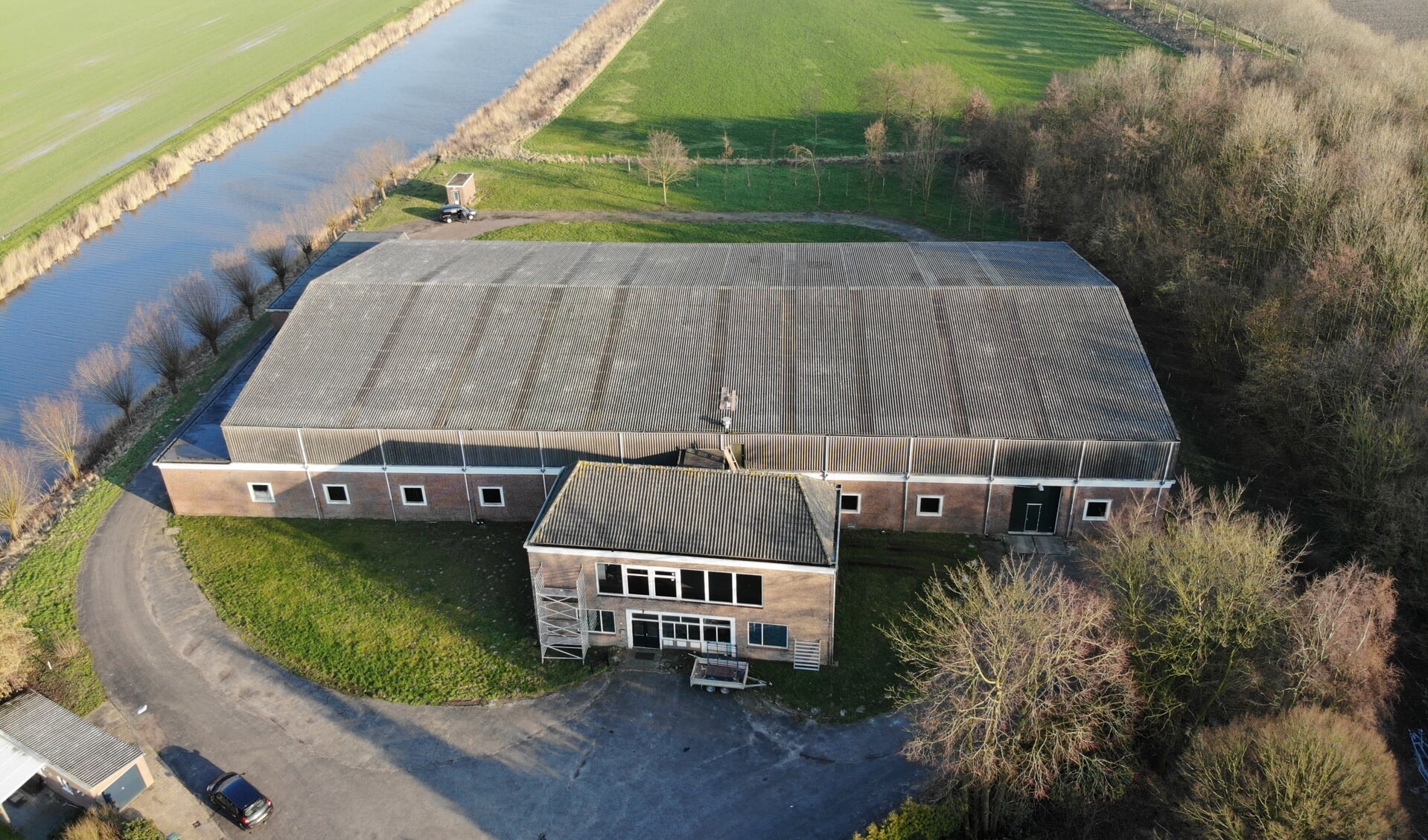 Op het dak aan de Dinteloordseweg kunnen zo'n 1000 zonnepanelen komen te liggen FOTO THOMAS DEURWATER