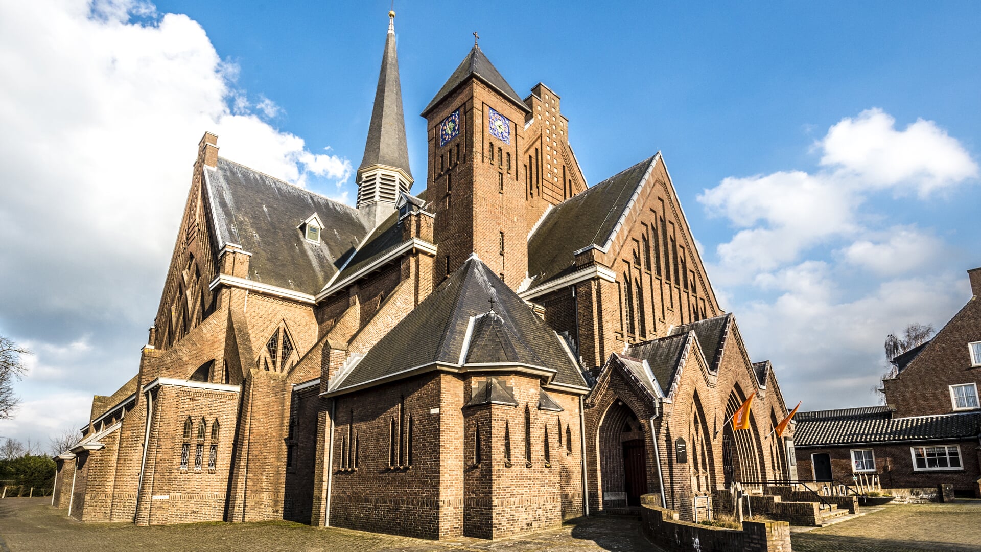 Hoeven - 08-02-2018 - Foto: Peter Braakmann - De St. Jan de Doper kerk in Hoeven