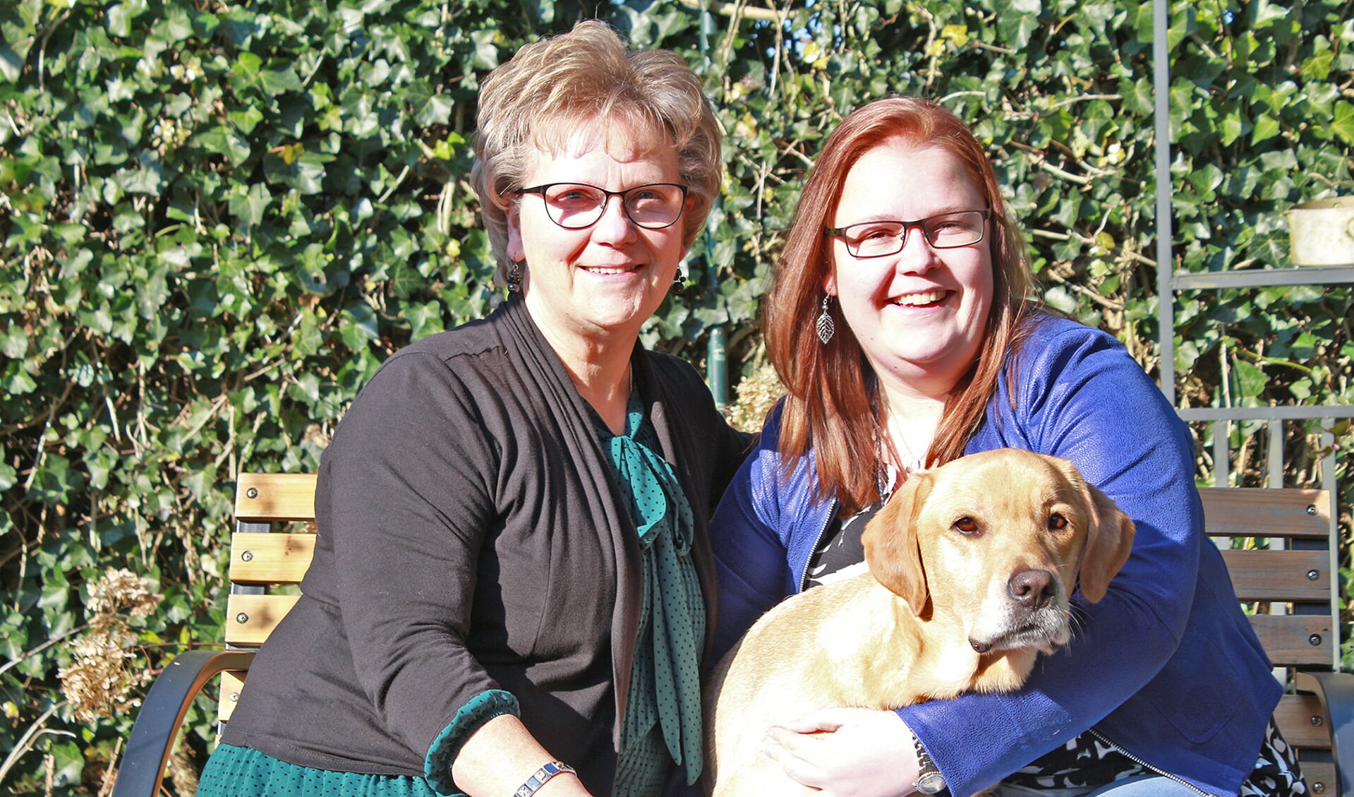 Moeder Annelies en Debby genieten nog bewuster van het leven. Hond Buddy helpt hen daarbij.